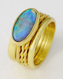 'Stacking Ring in 18K gold with oval cut crystal Opal